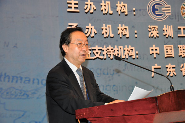 全國(guó)政協(xié)常委、經(jīng)濟(jì)委員會(huì)副主任，工業(yè)和信息化部原部長(zhǎng)，中國(guó)工業(yè)經(jīng)濟(jì)聯(lián)合會(huì)會(huì)長(zhǎng)李毅中.jpg